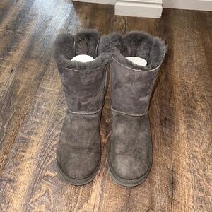 Uggs , Bailey Bow II  ( Size 9 )